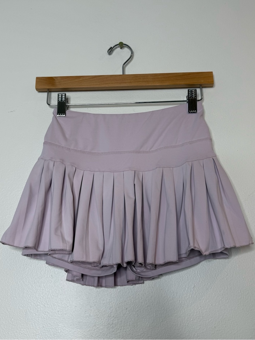 Gold Hinge Pleated Mini Tennis Skort in lavender lilac light purple size small